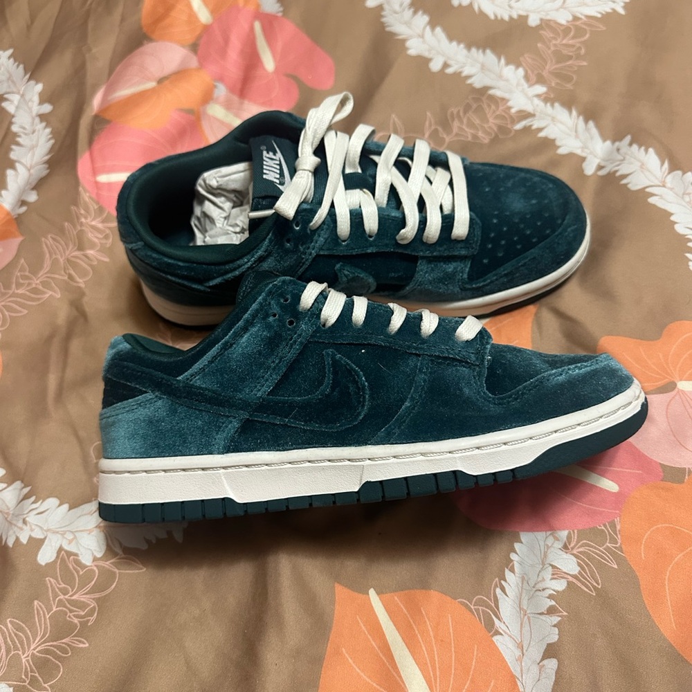 New Nike Dunk Low Womens Size 7 Dark Teal Velvet Sneakers
